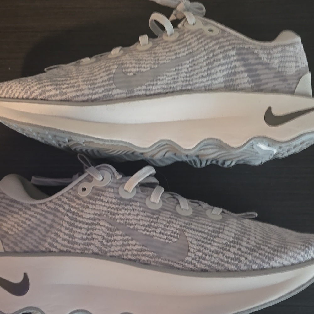 Nike Motiva Photon Dust WOMENS Size 9.5 NEW - Picture 2 of 7
